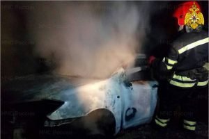 В Брянске в Сосновом Бору сгорела припаркованная машина