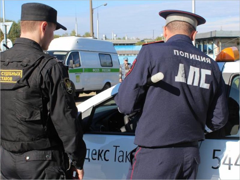 Брянские полицейские «отловили» для приставов должников, накопивших 380 тыс. рублей штрафов