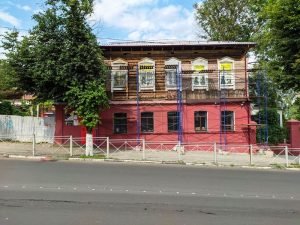 В Брянске ремонтируется сгоревший в марте исторический дом на улице Фокина