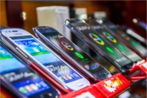 Жители Брянской области платили в 2020 году за смартфон прожиточный минимум и даже больше