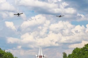 Брянские лётчики устроили торжественный «конституционный» пролёт над городом