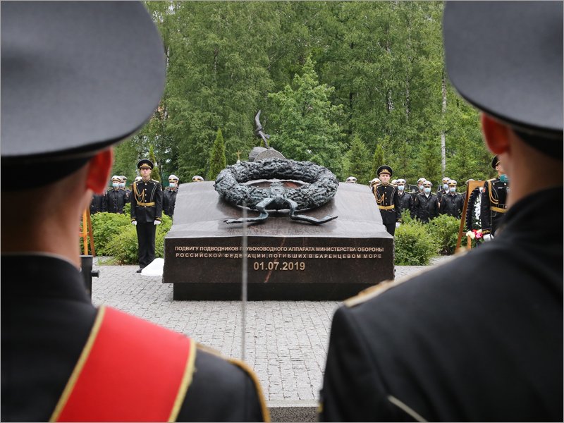 В Петербурге открыт памятник погибшим в Баренцевом море подводникам с АС-31