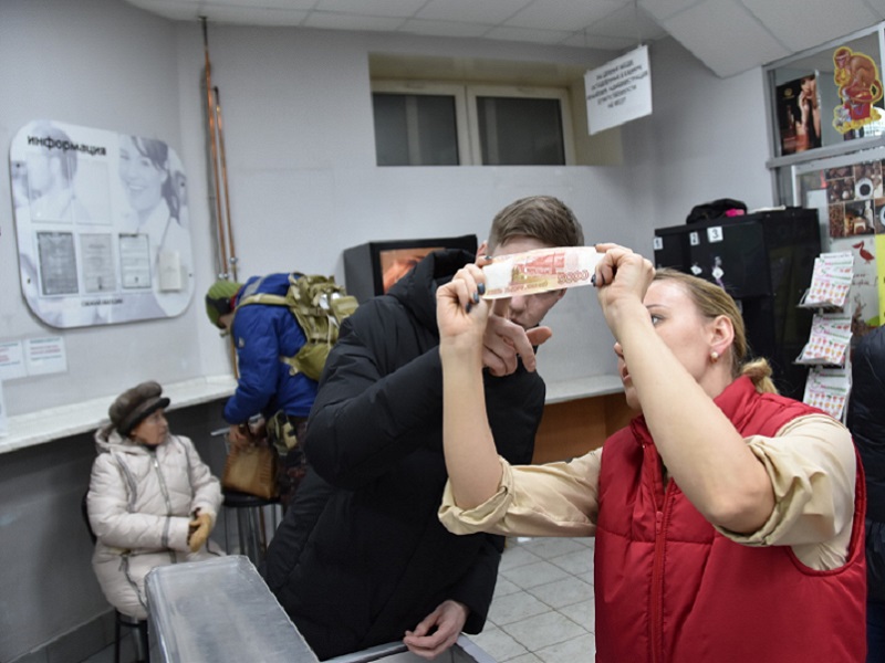 Брянские полицейские дали мастер-классы по определению «фальшивок» в 4300 магазинах