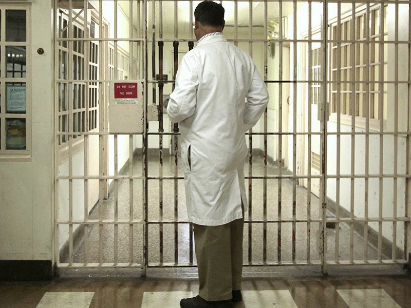 В Брянске обвинённый в смерти арестанта тюремный врач добился оправдания