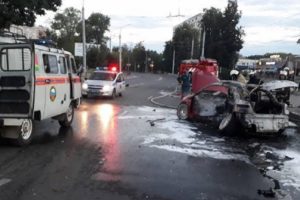 На Кургане Бессмертия после столкновения иномарок погиб пассажир сгоревшей дотла Alfa Romeo (ВИДЕО)