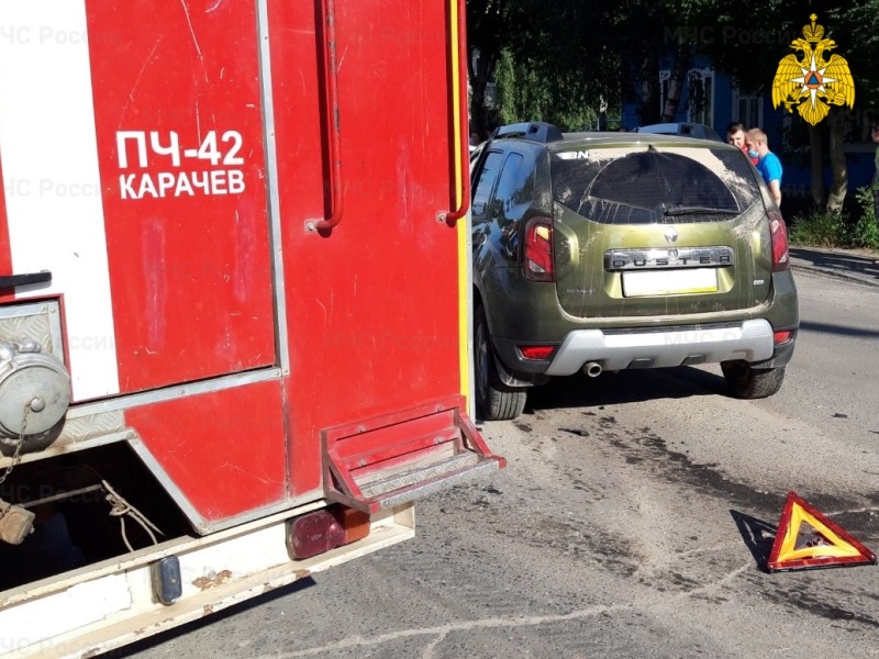 В столкновении двух легковушек в Карачеве пострадали три человека