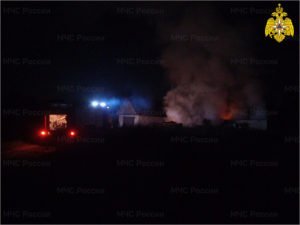 Клинцовские пожарные ночью около часа тушили горящее подворье