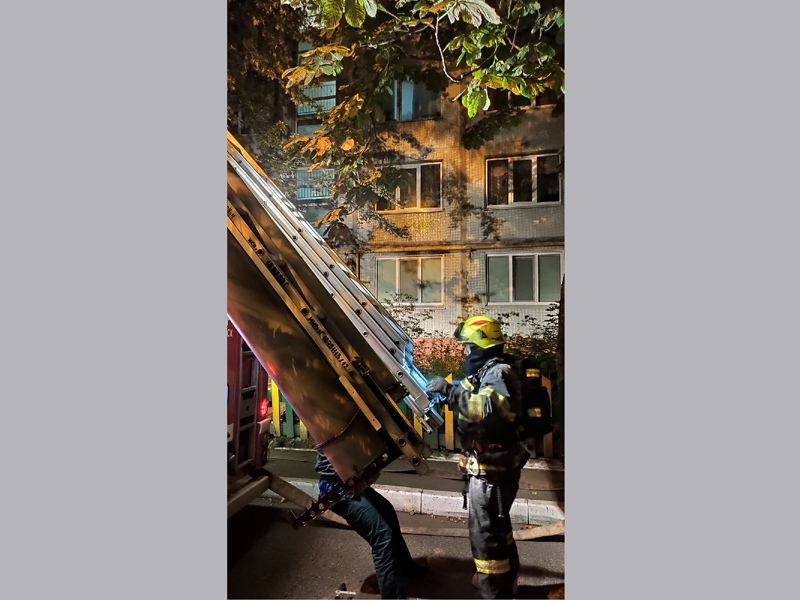 Брянские пожарные эвакуировали в доме на Новостройке целый подъезд