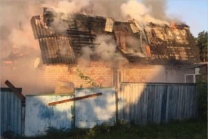 В районном центре Жуковка рано утром сгорел жилой дом. Жертв нет