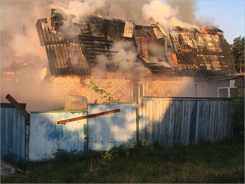 В районном центре Жуковка рано утром сгорел жилой дом. Жертв нет