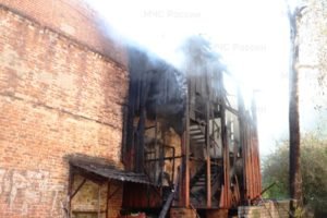 В Брянске горел дом на Набережной. Жильцы эвакуированы, жертв нет