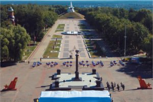 В День флага в Брянске торжественно развернули огромный российский триколор