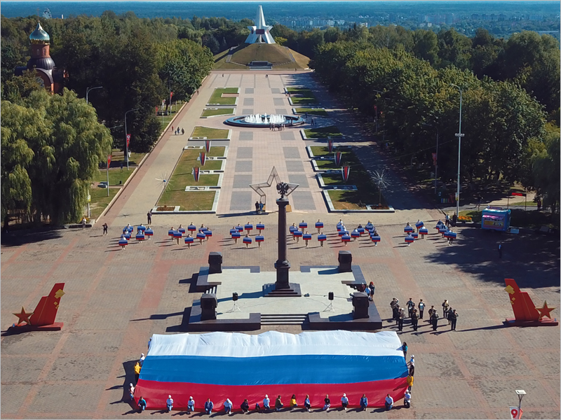В День флага в Брянске торжественно развернули огромный российский триколор