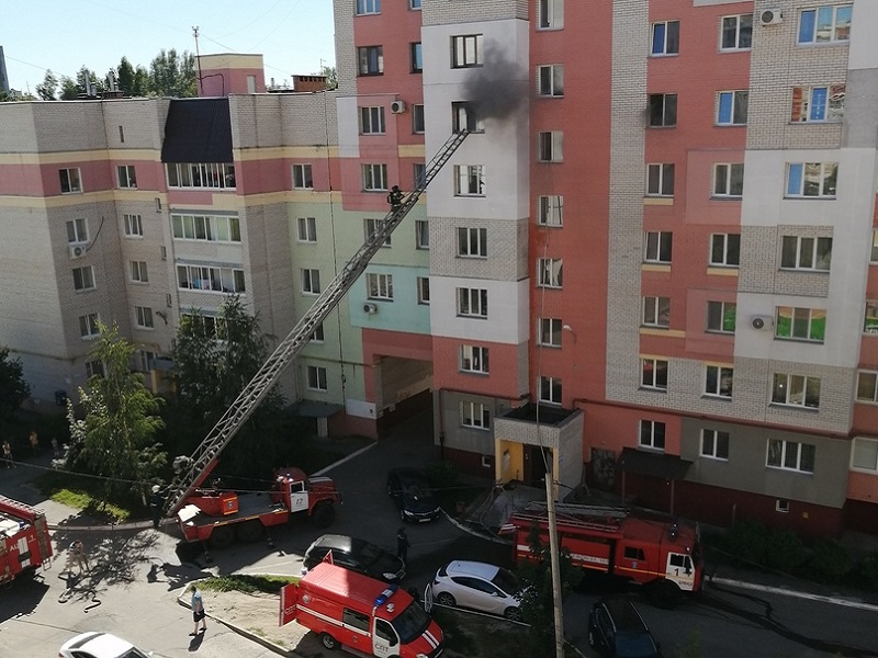 В брянской многоэтажке вспыхнула квартира на шестом этаже