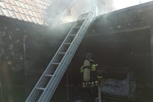 В Супонево сгорел гараж вместе с припаркованной внутри легковушкой