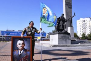 День ВДВ в Брянске: официальные цветы на площади Партизан и призыв губернатора отметить его дома