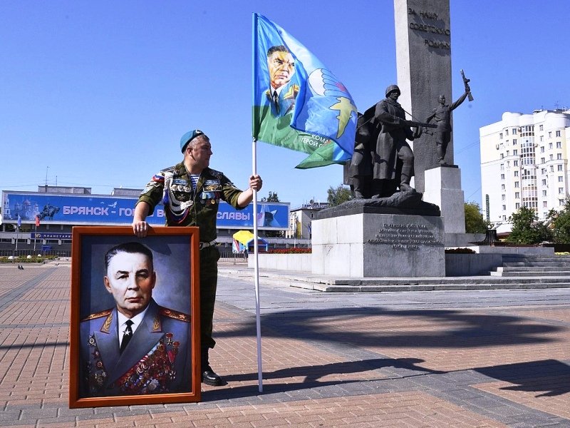 День ВДВ в Брянске: официальные цветы на площади Партизан и призыв губернатора отметить его дома