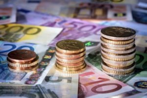 Курс евро впервые превысил 90 рублей с 2016 года
