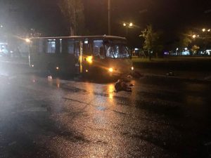 На въезде в Брянск автобус переломал все кости перебегавшему дорогу пешеходу
