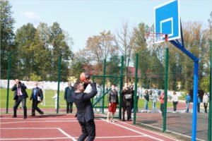 Гендиректор «Транснефть-Дружбы» сделал первый бросок в кольцо на новой спортплощадке в брянской школе №29