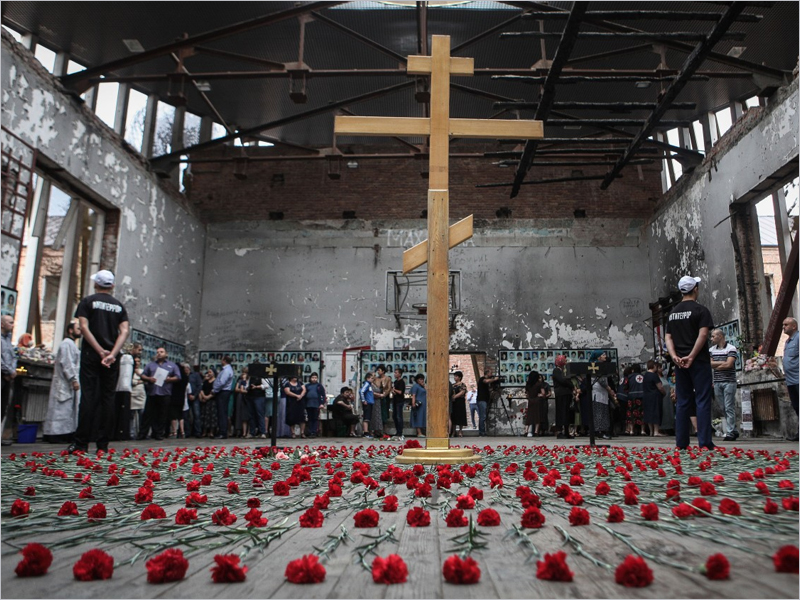 Митинги и уроки мужества проходят по всей России в память о жертвах теракта в Беслане