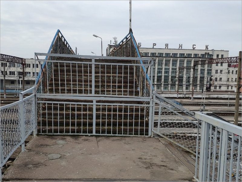 РЖД объявила о начале сноса «капитально ремонтировавшегося» пешеходного моста на вокзале Брянск-Орловский