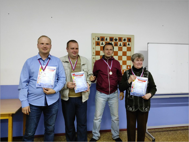 Данила Белоусов и Александра Назарова выиграли шахматный блиц-турнир в Брянске