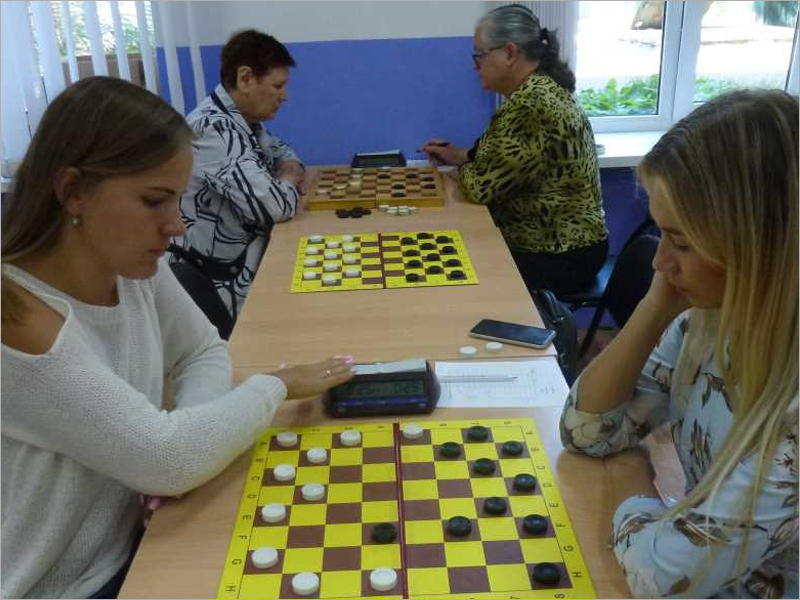 Станислав Гарбузов и Анна Мортикова стали чемпионами Брянской области по шашкам