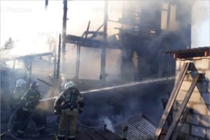 В Брянске горел частный дом и двухэтажная хозпристройка