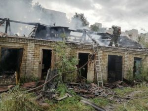 В Брянске пожарные тушили старые сараи