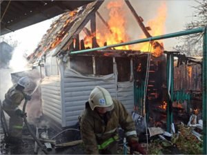 В Карачеве пожарные полчаса тушили горящее подворье