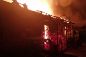 Престарелая женщина получила ожоги в ночном пожаре в красногорской деревне