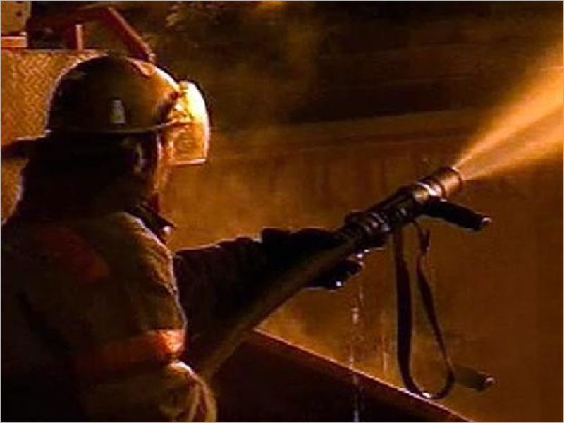 Трубчевские пожарные целый час тушили горевший склад