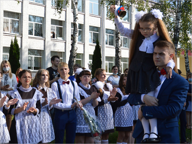 В Брянской области 1 сентября в учебные классы и аудитории пришли почти 180 тысяч человек