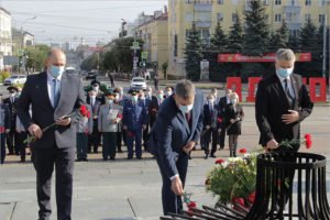День освобождения в Брянске  начался с традиционных VIP-возложений цветов
