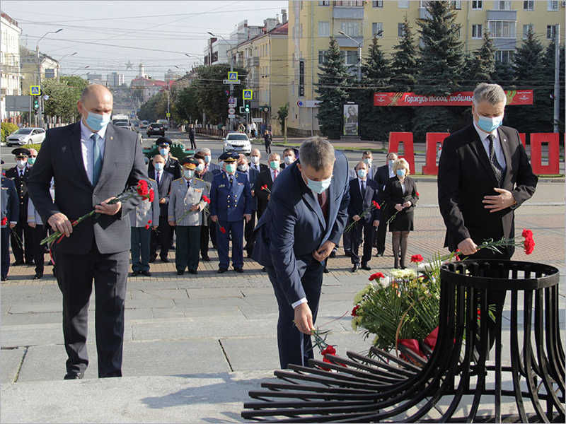 День освобождения в Брянске  начался с традиционных VIP-возложений цветов
