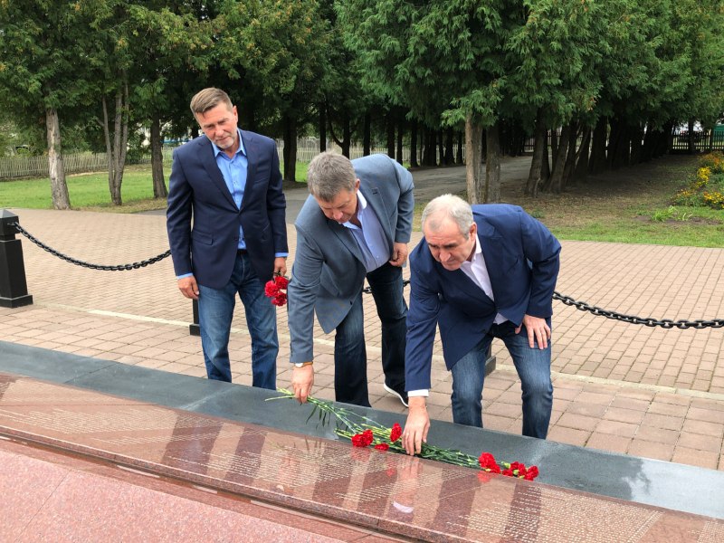 Сергей Неверов возложил цветы к мемориалу в брянском селе, где погиб его дед