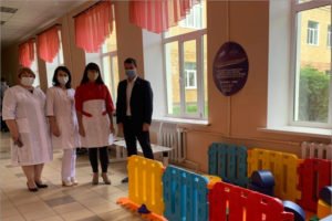 Депутат Брянской облдумы помог оборудовать игровую зону в детской поликлинике