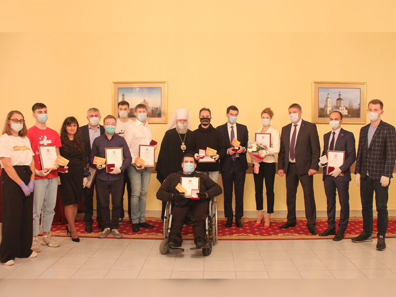 Брянских волонтёров наградили грамотами и памятными медалями президента РФ