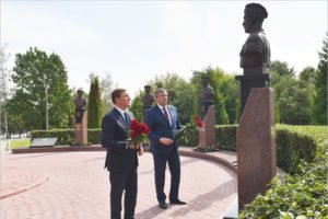 Экс-губернатор Псковской области Андрей Турчак возложил цветы к бюстам псковским десантникам в Брянске