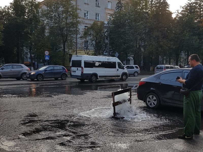 Промывка ливневой канализации в Бежице привела к локальному «потопу»