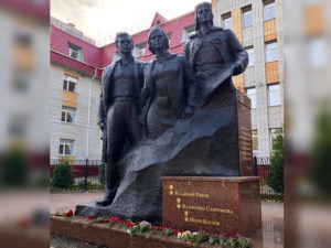 В Брянске открыли обновлённый памятник Трём Героям у лицея №27