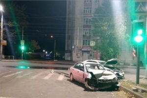 В ночном столкновении двух машин у брянского автовокзала пострадали трое