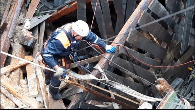 Брянские спасатели разбирают завалы на месте провалившегося под землю дома