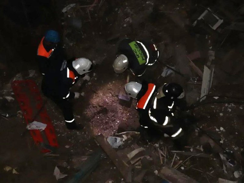 Брянские спасатели продолжают ликвидировать последствия карстового провала в Вышкове