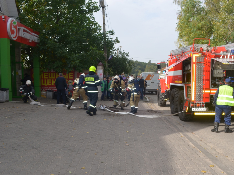 Брасовские пожарные потушили условно горевший торговый центр в посёлке Локоть