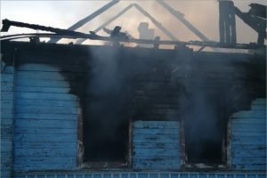 В Красной Горе сгорел дом, погибла 2-летняя девочка