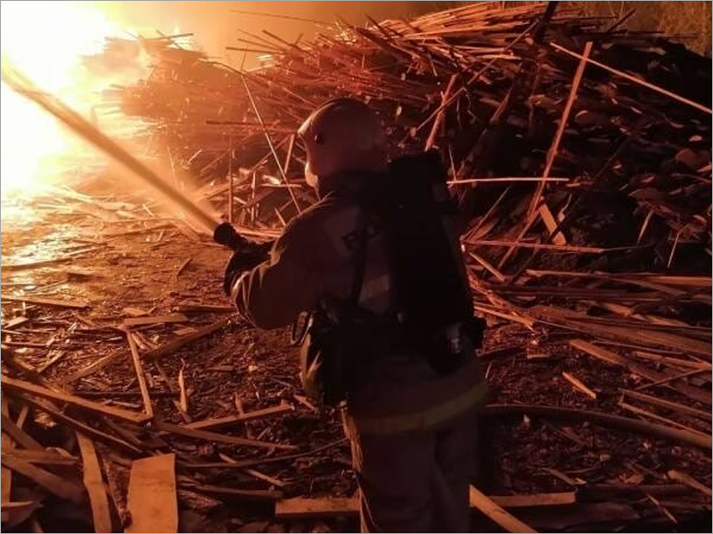 Горящий склад пиломатериалов в Большом Полпино брянские пожарные тушили 8,5 часов
