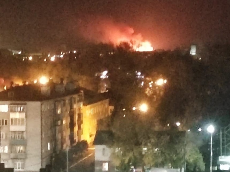 Горящий склад пиломатериалов в Большом Полпино брянские пожарные тушили 8,5 часов