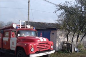 В райцентре Брянского района пожарные около часа тушили горящий дом